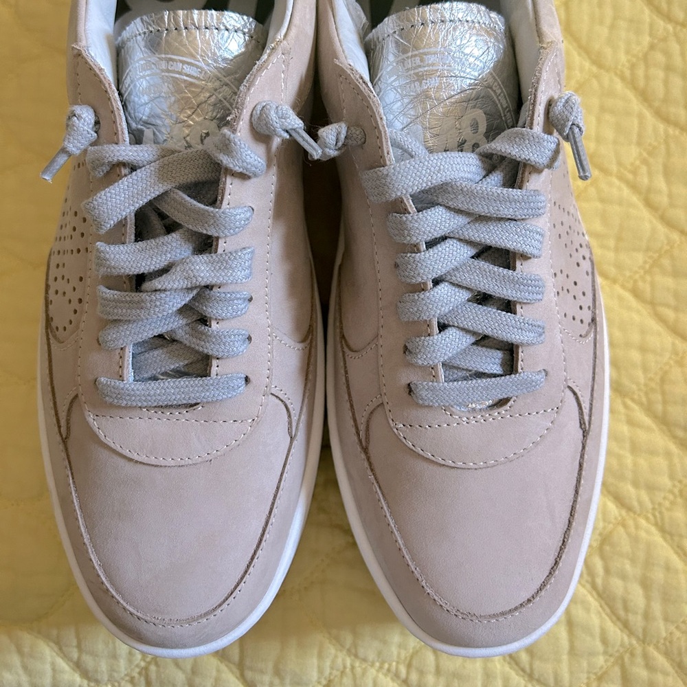 P448 Empire Neutral beige w/elevated white platform & beige tread size 6